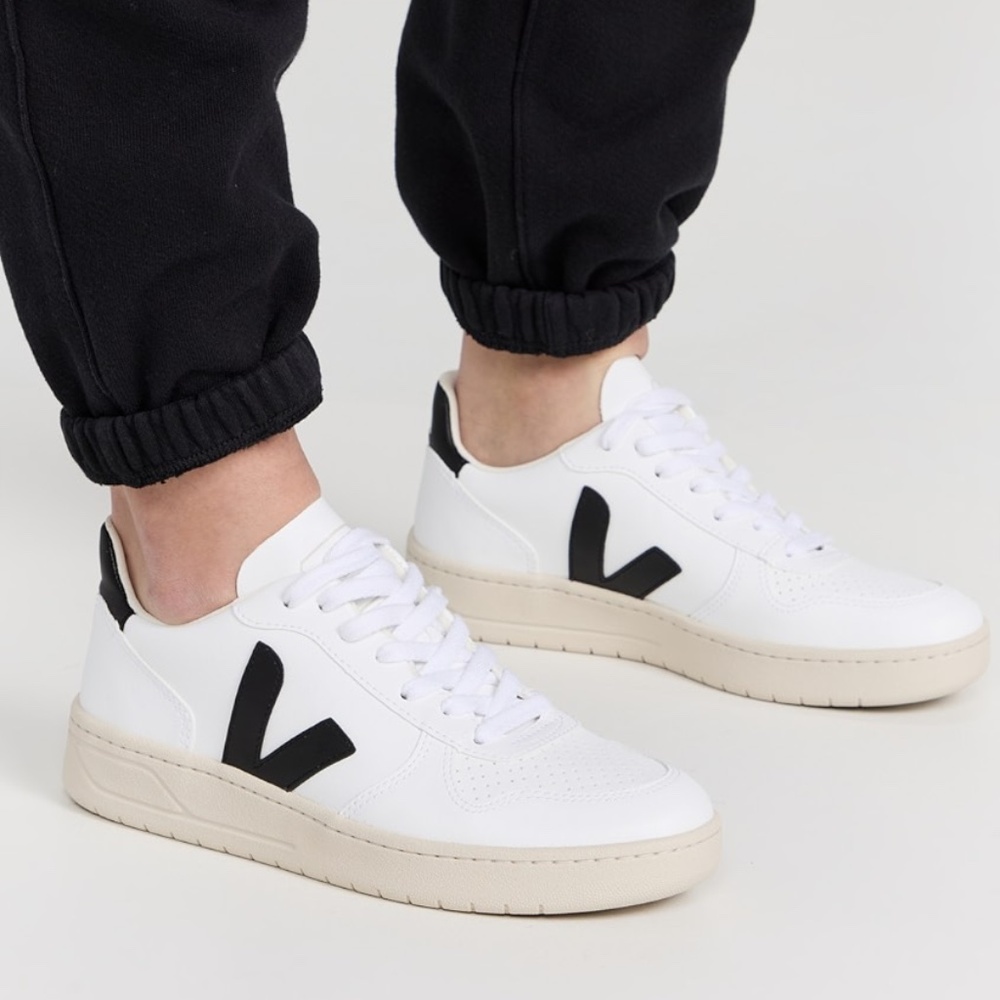 Veja V-10 Sneakers women’s size 9